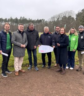 Ortstermin im Waldstadion Möser: Flutlichtanlage und weitere Sportprojekte dank Sondervermögen