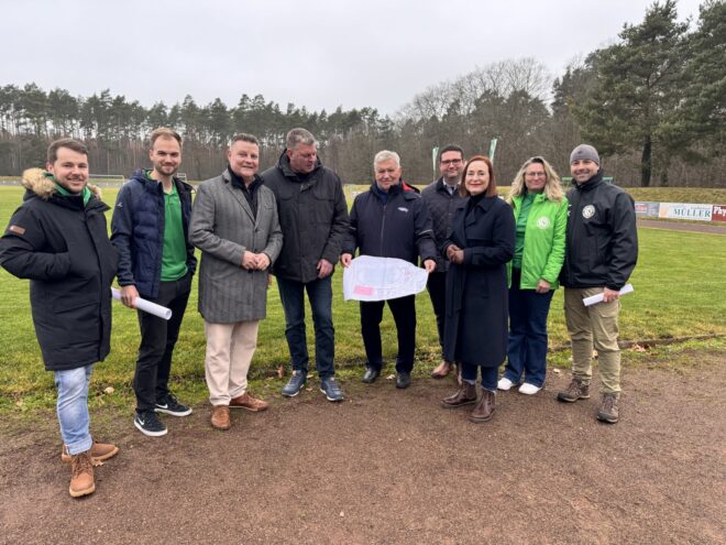 Ortstermin im Waldstadion Möser: Flutlichtanlage und weitere Sportprojekte dank Sondervermögen